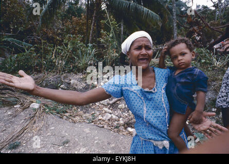 Madre haitiana addolora solo pochi giorni dopo l uragano Allen ha colpito Haiti nel 1980. Prese vicino a Les Cayes, Haiti. Foto Stock