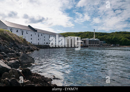 Una vista del Caol Ila distillery dal molo Foto Stock