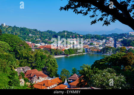 Sri Lanka, Ceylon, Nord provincia centrale, Kandy, Patrimonio Mondiale UNESCO Città, vista sulla città e il lago Foto Stock