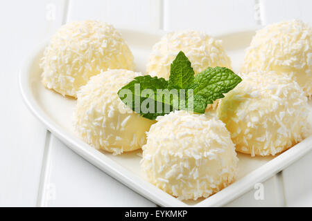 Snowball di cocco tartufi sul cuore a forma di lastra Foto Stock