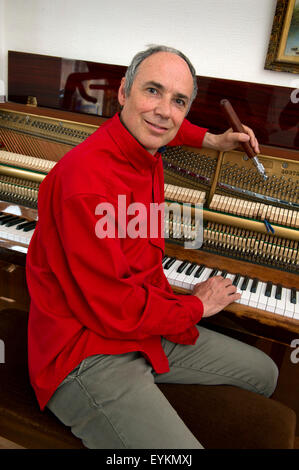 Sintonizzatore di piano chris jewell lavorando su un pianoforte verticale,uno strumento musicale che ha bisogno di continua ottimizzazione periodica.Un regno unito music tune Foto Stock