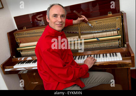 Sintonizzatore di piano chris jewell lavorando su un pianoforte verticale,uno strumento musicale che ha bisogno di continua ottimizzazione periodica.Un regno unito music tune Foto Stock