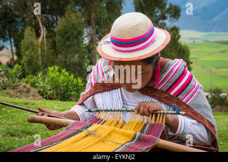 Il quechua donna tessitura stoffa nel villaggio Misminay, Valle Sacra, Perù. Foto Stock