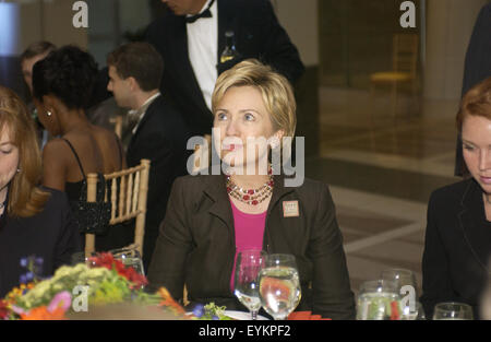 Il senatore Hillary Rodham Clinton (D-NY) parla all'America's promessa ai nostri giovani celebrazione di gala dove i membri del Congresso sono stati onorati per vi contributi alle nostre nazioni giovani a Washington D.C.. Foto Stock