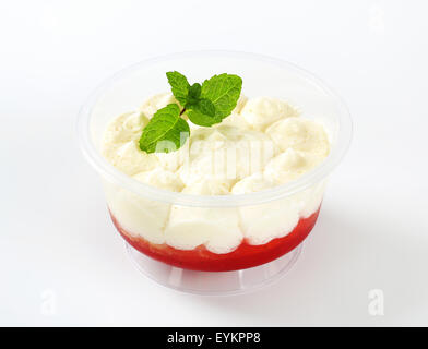 Strawberry shortcake dessert in una tazza di plastica Foto Stock