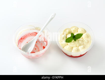 Strawberry shortcake dessert in bicchieri di plastica Foto Stock