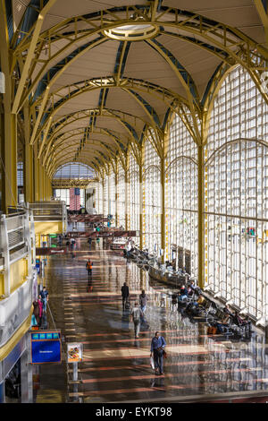 Sun streaming attraverso le finestre di atrio principale del Terminal B & C, Aeroporto Nazionale Ronald Reagan Washington Foto Stock