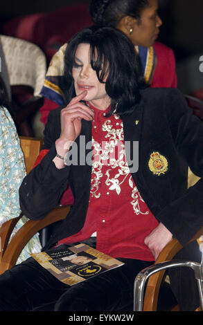 La Pop Star Michael Jackson partecipa a un evento presso l ambasciata etiopica prima di ricevere il premio umanitario da ambasciatori africani coniugi' Association di Washington D.C.. Foto Stock