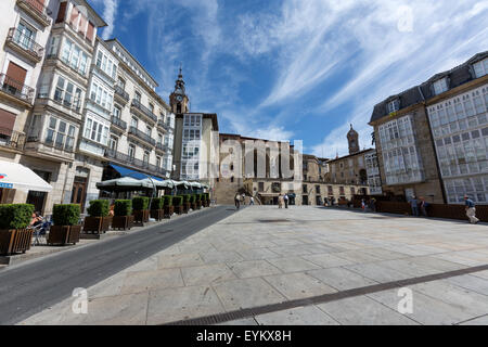 Plaza de la Virgen Blanca con la Iglesia de San Miguel Arcángel di Vitoria - Gasteiz Foto Stock