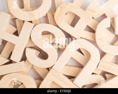 Superficie coperta con lettere in legno Foto Stock