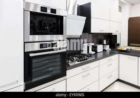 Moderno hi-tek cucina, pulire interior design Foto Stock