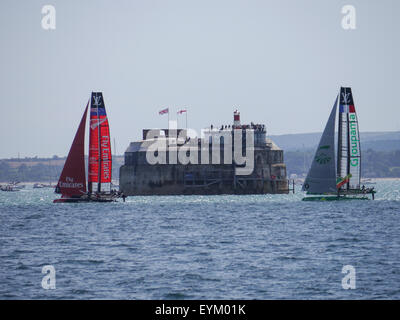 Emirates Team New Zealand e groupama Francia racing team passano da spitbank fort durante l'Americas Cup world series,2015 Foto Stock