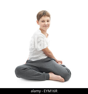 Ragazzo giovane stretching o fare yoga Foto Stock