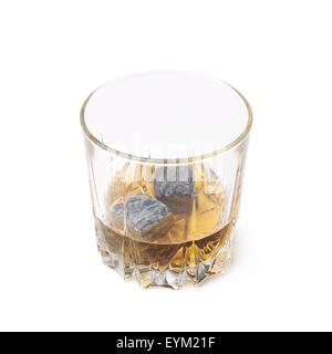 Un bicchiere di vetro riempito con il whiskey Foto Stock