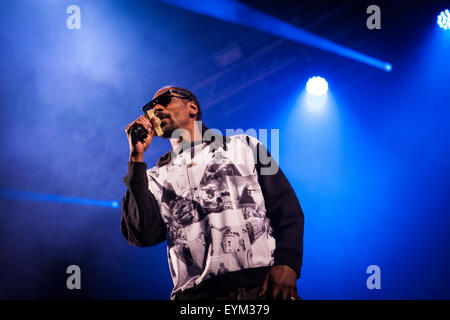 Pikehall Derbyshire, Regno Unito. 31 Luglio, 2015. Snoop Dogg esegue sul palco principale al Festival YNot, Pikehall Derbyshire, Regno Unito. Venerdì 31 Luglio 2015 Credit: Alex Williams/Alamy Live News Foto Stock