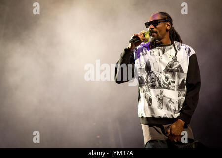 Pikehall Derbyshire, Regno Unito. 31 Luglio, 2015. Snoop Dogg esegue sul palco principale al Festival YNot, Pikehall Derbyshire, Regno Unito. Venerdì 31 Luglio 2015 Credit: Alex Williams/Alamy Live News Foto Stock