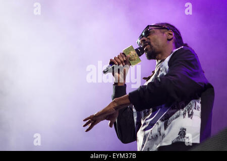 Pikehall Derbyshire, Regno Unito. 31 Luglio, 2015. Snoop Dogg esegue sul palco principale al Festival YNot, Pikehall Derbyshire, Regno Unito. Venerdì 31 Luglio 2015 Credit: Alex Williams/Alamy Live News Foto Stock