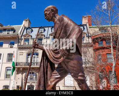 Il Mahatma Gandhi Mohandas statua pubblica anteriore dell ambasciata indiana Embassy Row Massachusetts Ave Washington DC. Foto Stock