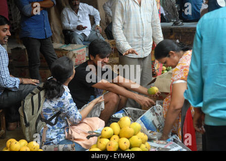 L'uomo vendita di arance, Mumbai, Maharashtra, India. Foto Stock