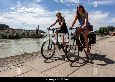 Passau donne Germania ciclismo, due donne in bicicletta lungo il fiume Inn Germania bike City Germania donne Foto Stock