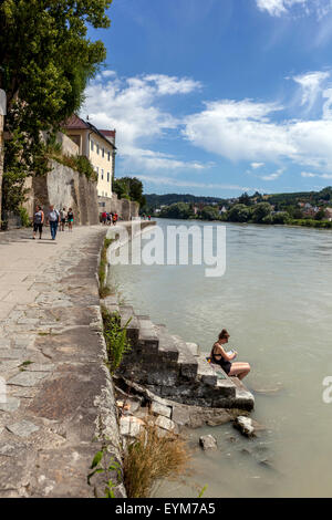 Passau città vecchia a piedi lungo il fiume Inn passeggiata sul fiume Passau Germania Baviera Foto Stock