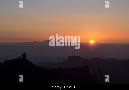 Incredibile tramonto sul Teide Tenerife, come si vede da Pico de las Nieves, la montagna più alta di Gran Canaria Foto Stock