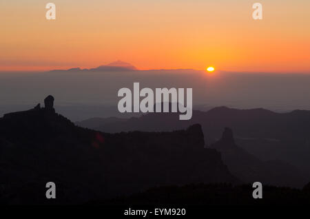 Incredibile tramonto sul Teide Tenerife, come si vede da Pico de las Nieves, la montagna più alta di Gran Canaria Foto Stock