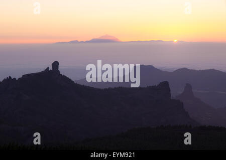 Incredibile tramonto sul Teide Tenerife, come si vede da Pico de las Nieves, la montagna più alta di Gran Canaria Foto Stock