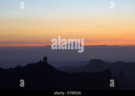 Incredibile tramonto sul Teide Tenerife, come si vede da Pico de las Nieves, la montagna più alta di Gran Canaria Foto Stock