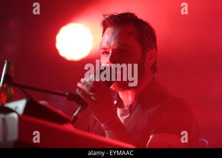 Penrith, Cumbria, Regno Unito. 31 Luglio, 2015. Gaz Coombes suona dal vivo sul richiamo di un palco a Kendal chiamando 2015. Credito: SJN/Alamy Live News Foto Stock