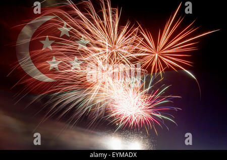 Repubblica di Singapore bandiera con sfondo di fuochi d'artificio per la Giornata Nazionale Parade celebrazione Foto Stock