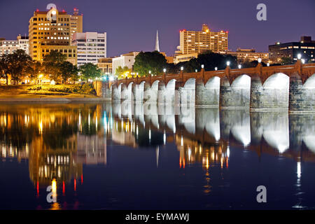 Harrisburg, Pennsylvania e il mercato storico Street Bridge si riflette sul fiume Susquehanna di notte. Foto Stock