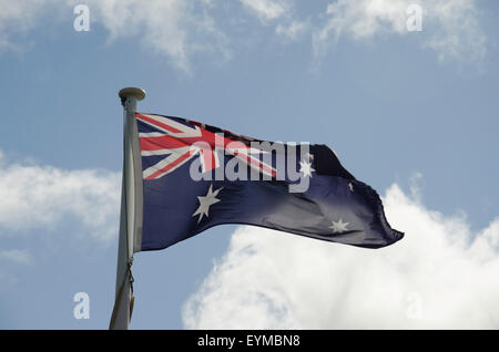 La bandiera nazionale australiana (bandiera blu) vola orgogliosamente sotto un bel cielo blu Foto Stock