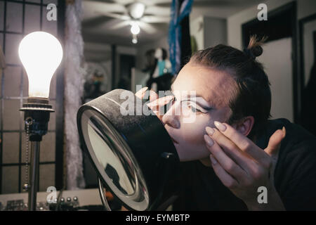 Maschio di drag queen mettendo su make up e vestirsi in prepration per una performance Foto Stock