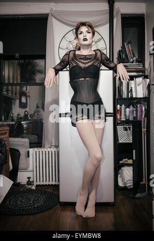 Maschio di drag queen in posa per pin-up stile ritratto glamour a casa.