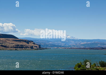 Guardando dalla banca di Washington del fiume Columbia oltre alla Oregon di Monte Cofano coperto da nuvole che guardano come fumo. Foto Stock