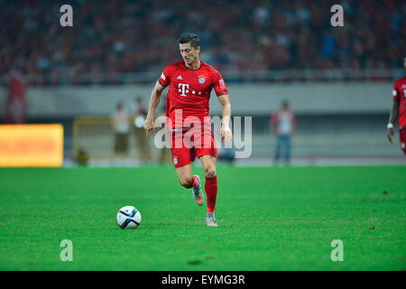 21 lug 2015 - Shanghai, Repubblica Popolare Cinese - Bayern avanti ROBERT LEWANDOWSKI durante il match tra Bayern Monaco di Baviera vs Internazionale de Milano presso lo Stadio di Shanghai in Cina a Shanghai. © Marcio Machado/ZUMAPRESS.com/Alamy Live News Foto Stock