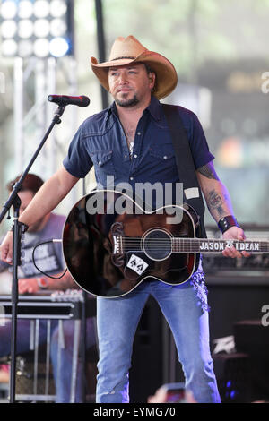 NEW YORK-lug 31: Country Music artista Jason Aldean esegue sul palco a NBC's "Mostra Oggi' al Rockefeller Plaza Luglio 31, 2015 a New York City. Foto Stock