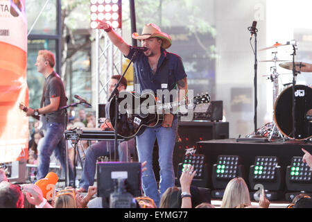 NEW YORK-lug 31: Country Music artista Jason Aldean esegue sul palco a NBC's "Mostra Oggi' al Rockefeller Plaza Luglio 31, 2015 a New York City. Foto Stock