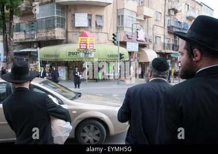 Gli ebrei ortodossi con hat nel quartiere di Mea Shearim, Gerusalemme, Israele Foto Stock