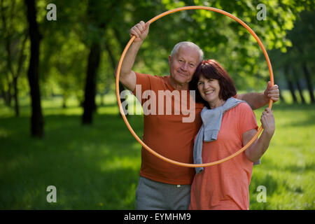 Coppia di anziani, sport, ginnastica, natura Foto Stock