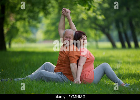 Coppia di anziani, sport, ginnastica, natura Foto Stock