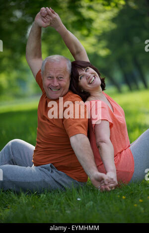 Coppia di anziani, sport, ginnastica, natura Foto Stock