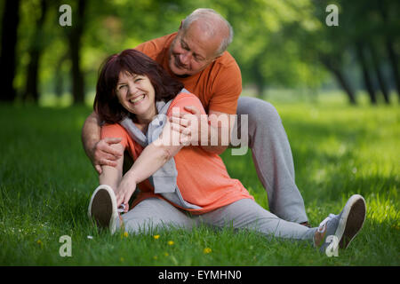Coppia di anziani, sport, ginnastica, natura Foto Stock