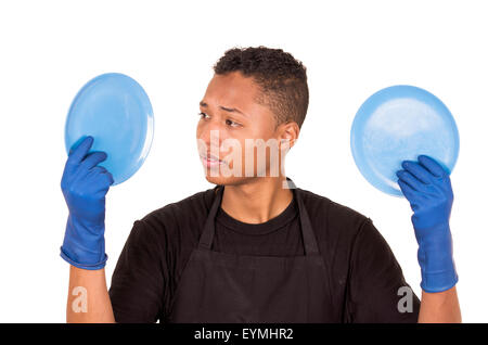 Ispanico giovane uomo blu da indossare guanti di pulizia e tenendo premuto fino a due turquoiseplates per la fotocamera Foto Stock