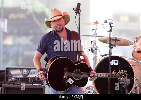 NEW YORK-lug 31: Country Music artista Jason Aldean esegue sul palco a NBC's "Mostra Oggi' al Rockefeller Plaza Luglio 31, 2015 a New York City. Foto Stock