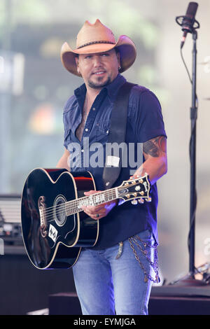 NEW YORK-lug 31: Country Music artista Jason Aldean esegue sul palco a NBC's "Mostra Oggi' al Rockefeller Plaza Luglio 31, 2015 a New York City. Foto Stock