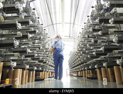 Lianyungang, cinese della provincia di Jiangsu. 1 agosto, 2015. Un lavoratore è visto in una fibra di carbonio di fabbricazione in linea Liangyungang, est cinese della provincia di Jiangsu, e il Agosto 1, 2015. La produzione i responsabili acquisti' index (PMI), una misura chiave delle attività di fabbrica in Cina, pubblicato a 50.0 nel Luglio, giù da 50.2 in giugno, secondo i dati raccolti dall'Ufficio Nazionale di Statistica (NBS) e la Federazione cinese di logistica e acquisti. Credito: Geng Yuhe/Xinhua/Alamy Live News Foto Stock