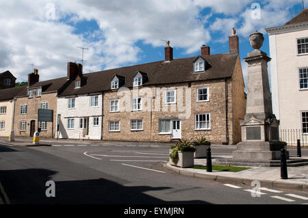 Città Vecchia e Memoriale di guerra, Wotton-under-Edge, Gloucestershire, England, Regno Unito Foto Stock