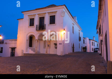 Monsaraz villaggio fortificato al crepuscolo. Alto Alentejo, Evora, Portogallo Foto Stock